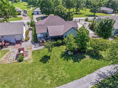 Conveniently located close to golf, shopping, and the main gate - photo 4