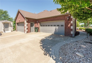 Conveniently located close to golf, shopping, and the main gate - photo 5