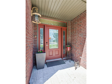 Conveniently located close to golf, shopping, and the main gate - photo 7