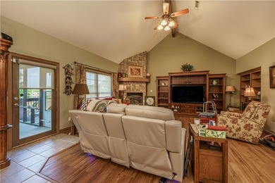 Conveniently located close to golf, shopping, and the main gate - photo 9