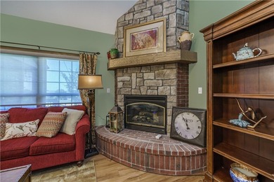Conveniently located close to golf, shopping, and the main gate - photo 10