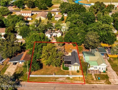 Charming 3 bedroom, 2 bath home. This property features original - photo 2