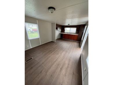 This 1980 2-bedroom 1-bathroom mobile home offers comfort - photo 4