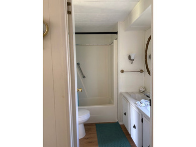 Beautifully kept, very clean mobile home has 2 bedrooms, 2 - photo 6