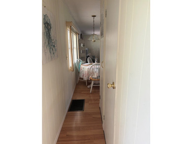 Beautifully kept, very clean mobile home has 2 bedrooms, 2 - photo 8