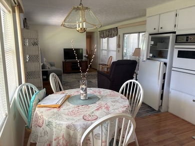 Beautifully kept, very clean mobile home has 2 bedrooms, 2 - photo 9