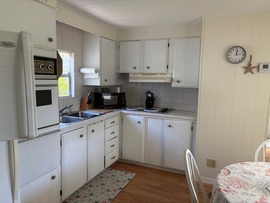 Beautifully kept, very clean mobile home has 2 bedrooms, 2 - photo 10