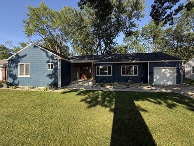 Welcome home! This beautifully updated and renovated 3 bedroom - photo 2