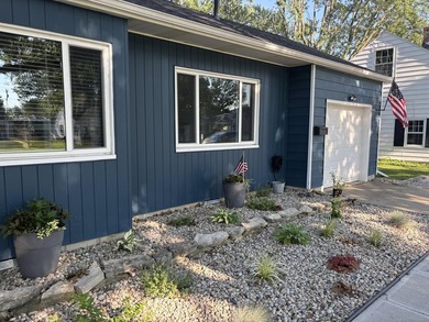 Welcome home! This beautifully updated and renovated 3 bedroom - photo 3