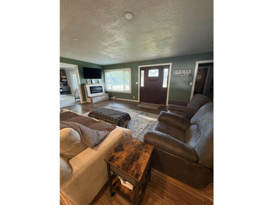 Welcome home! This beautifully updated and renovated 3 bedroom - photo 7