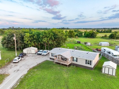 Welcome to ideal rural living and modern convenience with this - photo 1