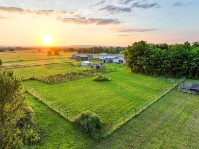 Welcome to ideal rural living and modern convenience with this - photo 2