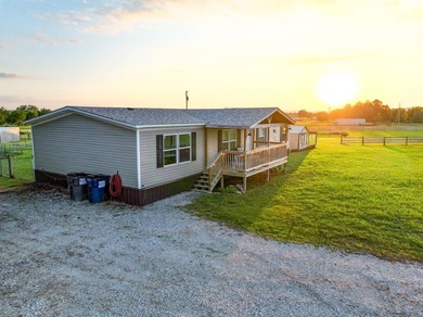 Welcome to ideal rural living and modern convenience with this - photo 5