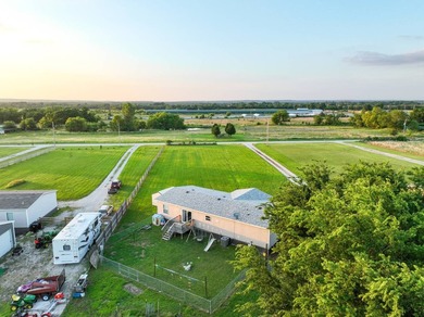 Welcome to ideal rural living and modern convenience with this - photo 7