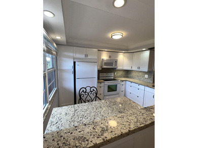 Beautiful Lake & Fountain View, 2 Bed / 2 Bath, Substantially - photo 2