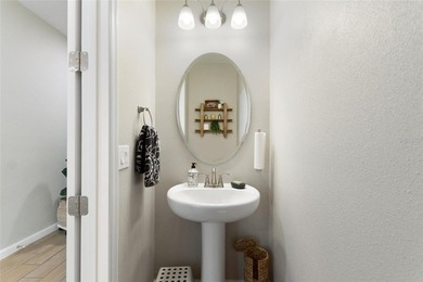 Welcome to your 5 bedroom, 3.5 bath home situated on a premium - photo 14