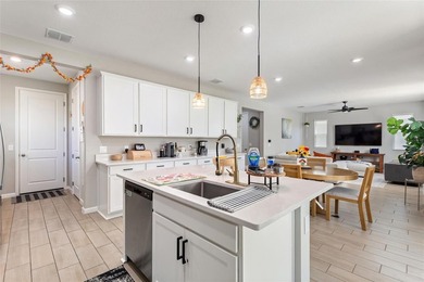 Welcome to your 5 bedroom, 3.5 bath home situated on a premium - photo 24