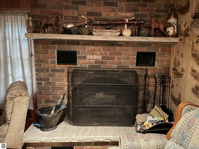 COZY 2 BEDROOM 1 BATH CABIN on approx. 0.6 ac. within a short - photo 7