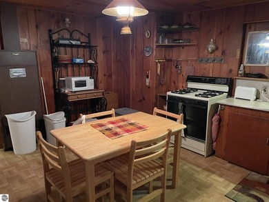 COZY 2 BEDROOM 1 BATH CABIN on approx. 0.6 ac. within a short - photo 10