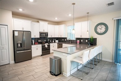 Beautifully furnished home is located on a Coner lot & - photo 6