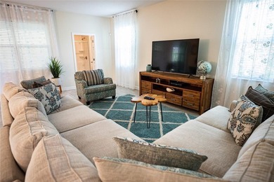 Beautifully furnished home is located on a Coner lot & - photo 10