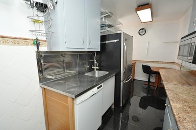 Bright and airy top-floor one-bedroom in the highly sought-after - photo 11