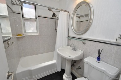 Bright and airy top-floor one-bedroom in the highly sought-after - photo 21