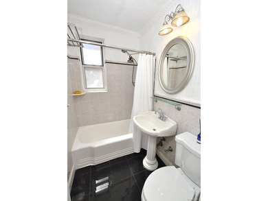 Bright and airy top-floor one-bedroom in the highly sought-after - photo 22