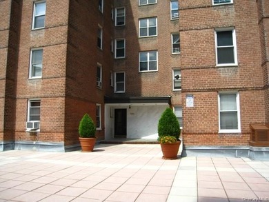 Bright and airy top-floor one-bedroom in the highly sought-after - photo 24