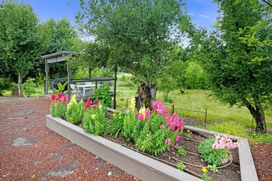2,400+/- sq ft detached car collector/RV/shop barn with - photo 29