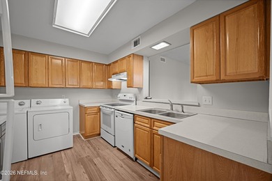 **1ST FLOOR**UPDATED**AMAZING LOCATION** Home insurance is - photo 4