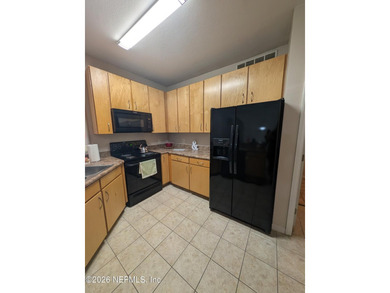 Very nice 3/bed/2 bath condo on second floor. Living/Dining room - photo 2