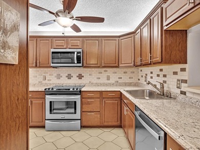Meticulously maintained 2/2 unit in the picturesque gated and - photo 4