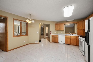 Welcome home to this thoughtfully designed one-level living - photo 12