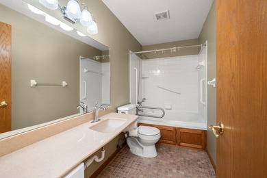 Welcome home to this thoughtfully designed one-level living - photo 16