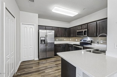 Meticulously maintained top floor condo available for purchase! - photo 3