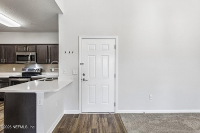 Meticulously maintained top floor condo available for purchase! - photo 8