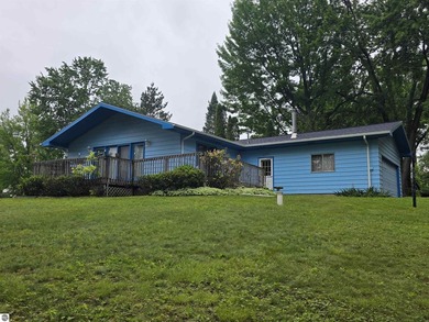 Lake Access to South Dease Lake. Well maintained 3 bedroom home - photo 2