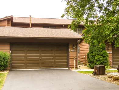 Lake Townhome/Townhouse For Sale in Algonquin, Illinois