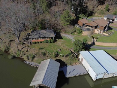 Beautiful 2-bedroom 2 bath home with approximately 400 feet of - photo 2