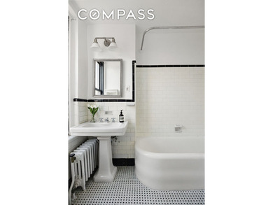 Filled with natural light, this spacious two-bedroom - photo 8
