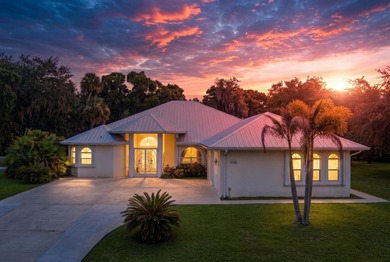 Welcome to this well-appointed single-story residence in Winding - photo 2
