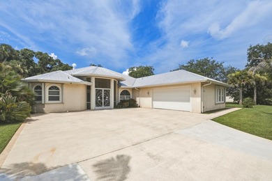 Welcome to this well-appointed single-story residence in Winding - photo 3