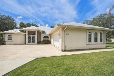 Welcome to this well-appointed single-story residence in Winding - photo 4
