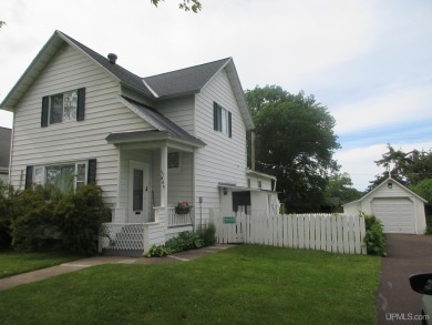 Sunday Lake Home For Sale in Wakefield Michigan