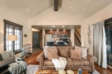This beautifully appointed ski cottage offers a more refined - photo 12