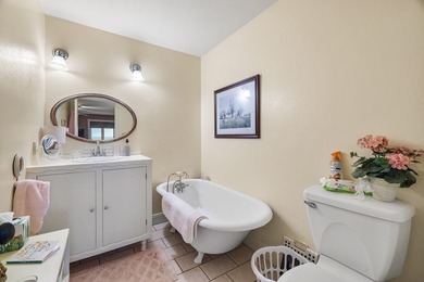 Just under 4,000 sq ft of refined luxury, this 4 bed, 3 full + 2 - photo 34