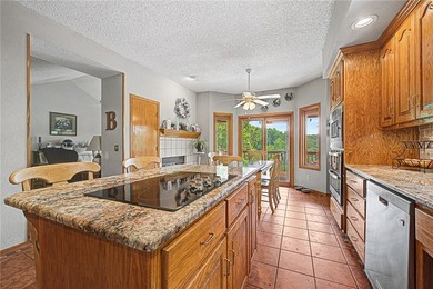 BOAT SLIP w/lift conveys at end of cul-de-sac. Remodeled luxury - photo 9