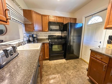 Charming 2-bedroom / 2-bath condo located in one of the - photo 4