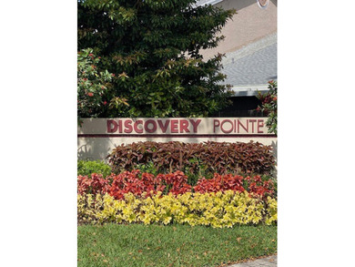 PRIME LOCATION IN A GATED COMMUNITY! THIS BEAUTIFUL TOWNHOME - photo 2